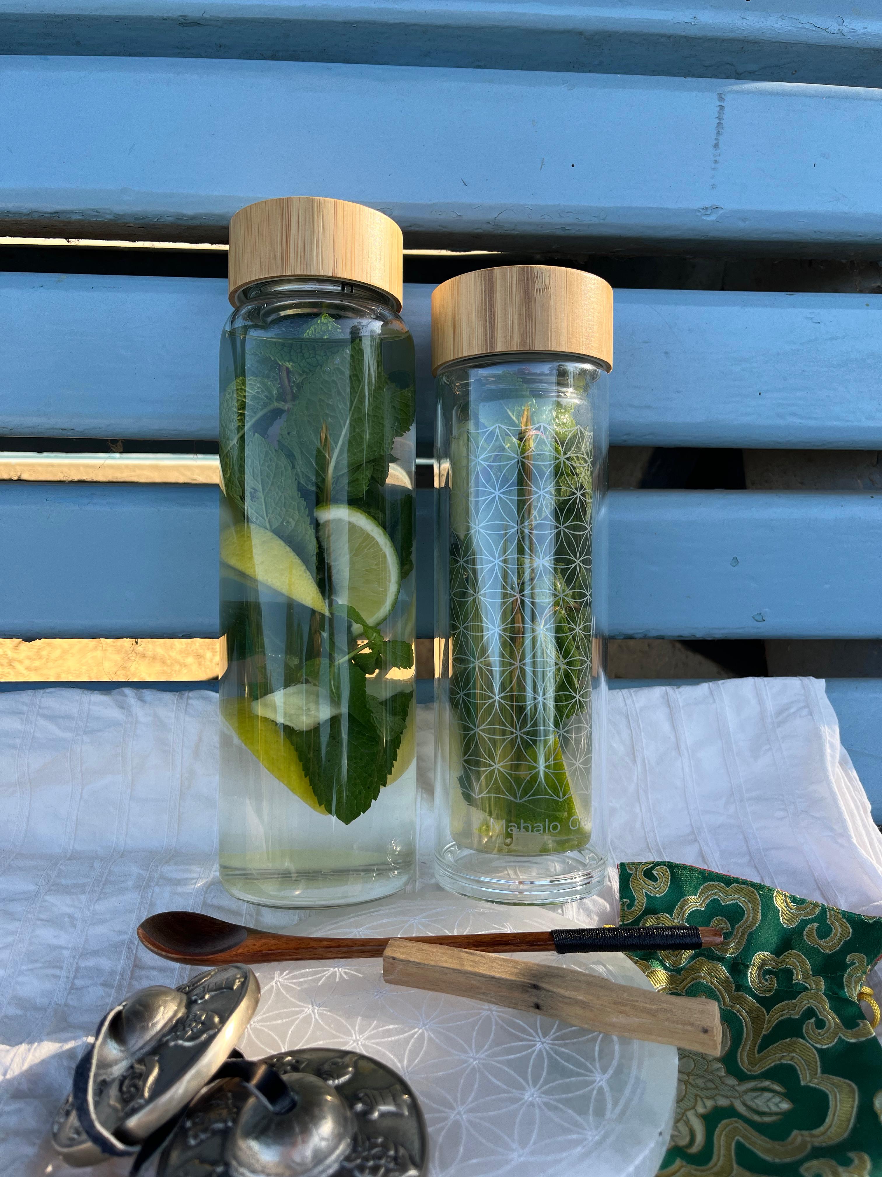 "Luxe glazen infuser fles van AMAZI voor intentional living."